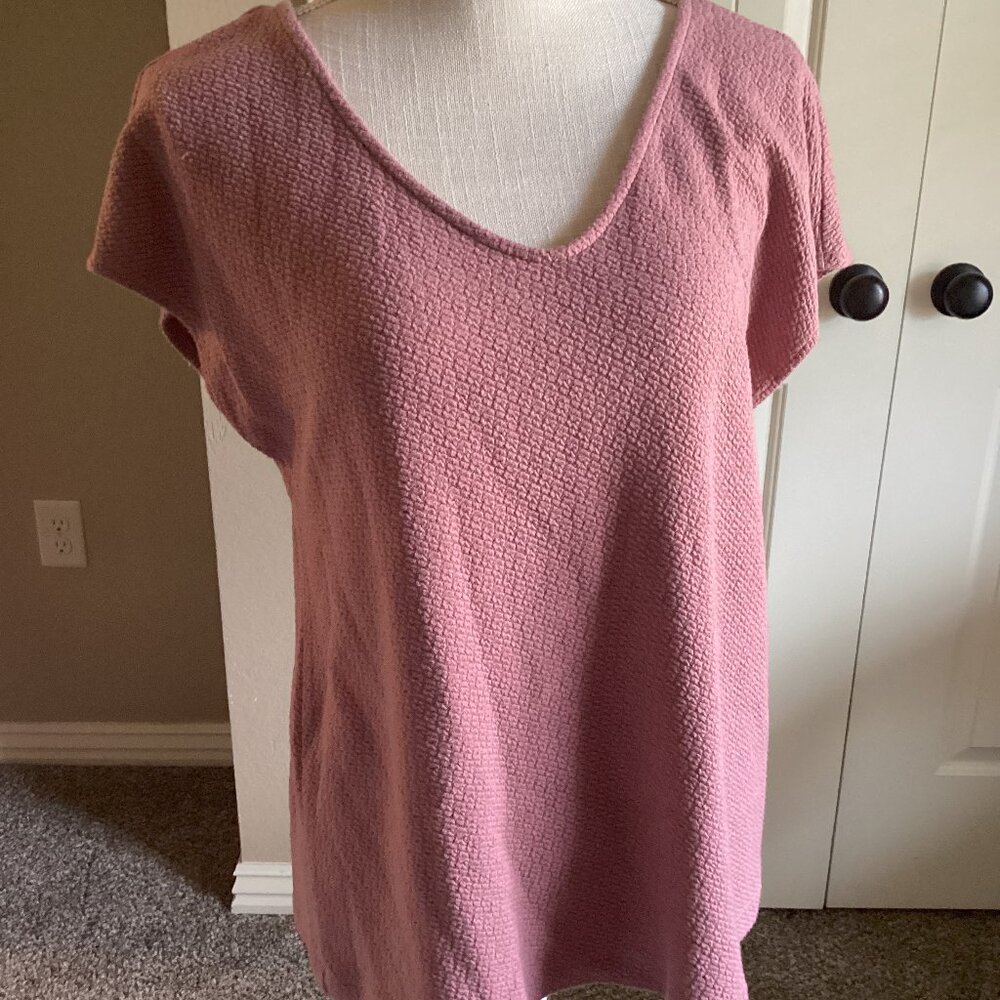 🌸 Green Envelope Textured Tee - Size M - Mauve 🌸